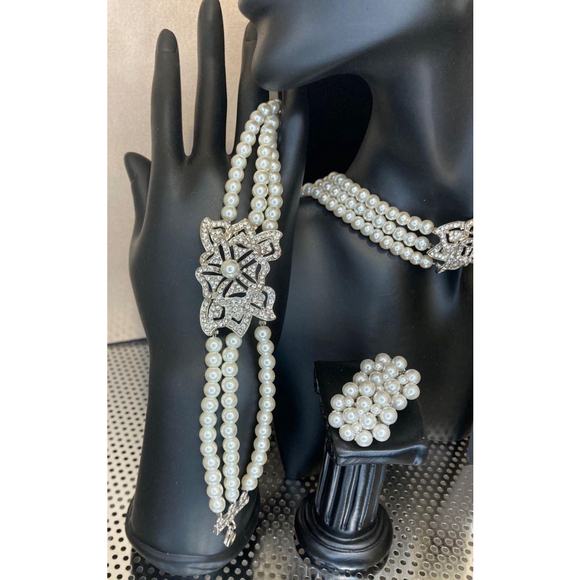 Pearl and rhinestone Flowers bridal jewelry set - Picture 3 of 12